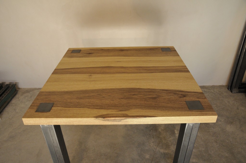 Table en métal et bois